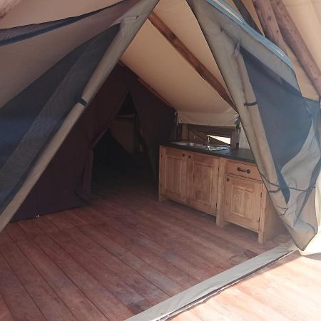 Tente Lodge Pour 5 Personnes En Bordure De La Riviere Allier Au Sein D'Un Petit Camping Saint-Yorre Dış mekan fotoğraf