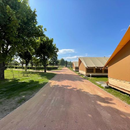 Tente Lodge Pour 5 Personnes En Bordure De La Riviere Allier Au Sein D'Un Petit Camping Saint-Yorre Dış mekan fotoğraf