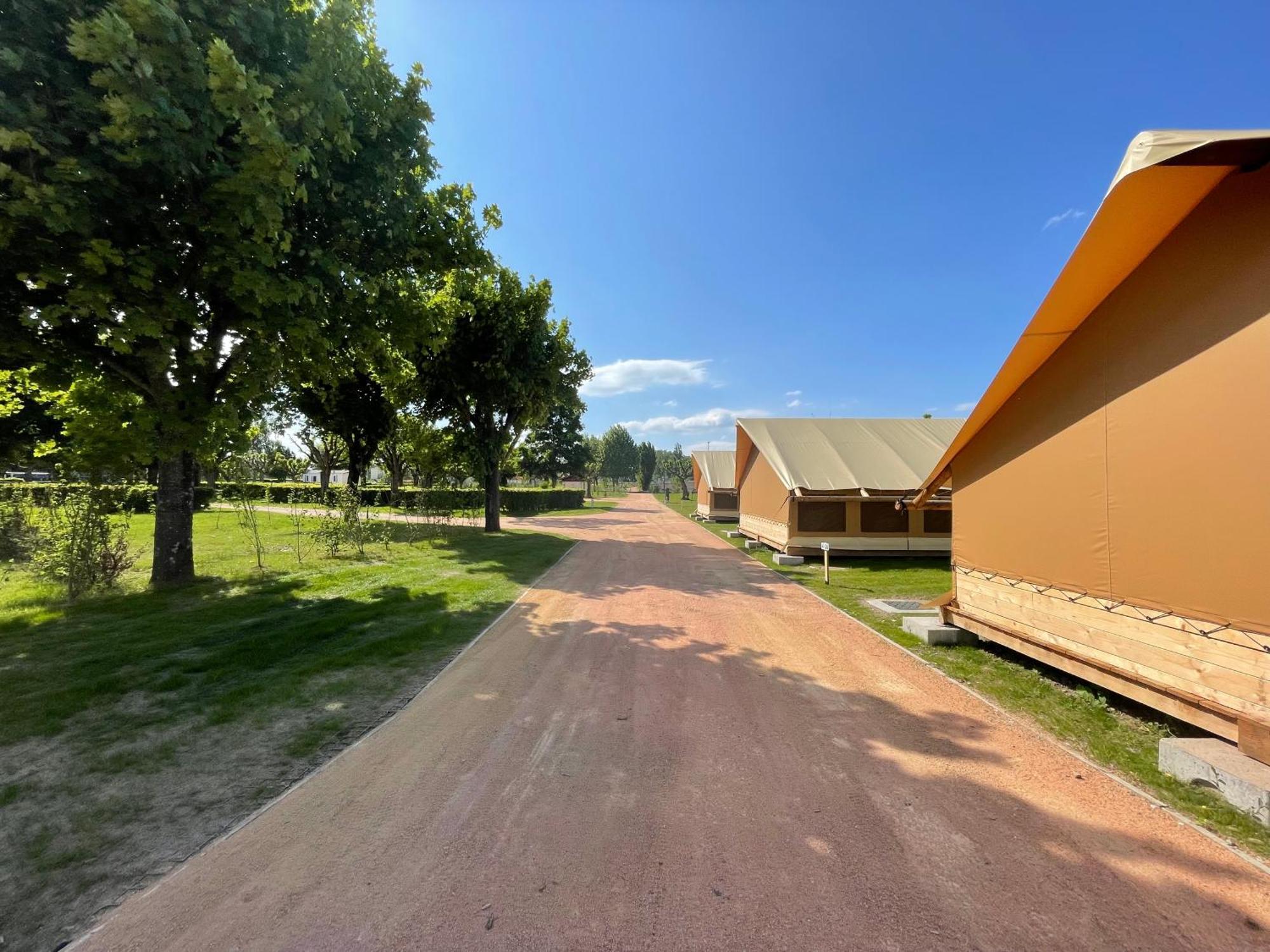 Tente Lodge Pour 5 Personnes En Bordure De La Riviere Allier Au Sein D'Un Petit Camping Saint-Yorre Dış mekan fotoğraf